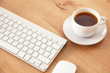 Dizüstü bilgisayar, gözüne gözlük, kulaklık, kalem ve bir fincan kahve Resepsiyon