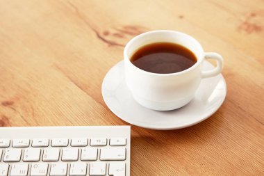 Dizüstü bilgisayar, gözüne gözlük, kulaklık, kalem ve bir fincan kahve Resepsiyon