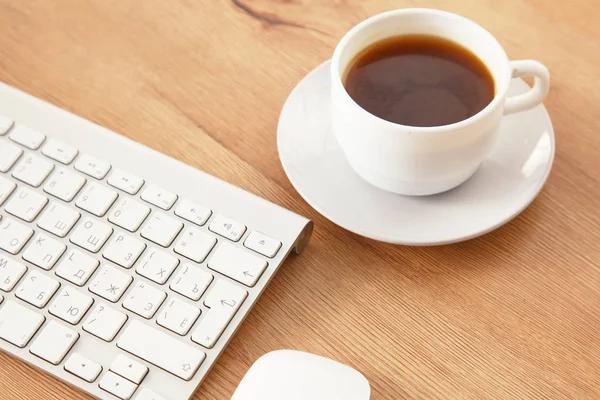 Íróasztal, laptop, szemüveg, fejhallgató, toll és egy csésze kávé — Stock Fotó