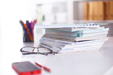 Çalışma alanı ile dizüstü dizüstü rahat çalışma tablosu ofis windows ve Şehir Manzaralı