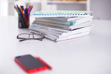 Çalışma alanı ile dizüstü dizüstü rahat çalışma tablosu ofis windows ve Şehir Manzaralı