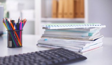 Çalışma alanı ile dizüstü dizüstü rahat çalışma tablosu ofis windows ve Şehir Manzaralı