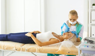 Kalıcı makyaj kaşları için. Güzellik Salonu içinde kalın kaşları ile güzel bir kadın. Şevval Özçelik Güzellik kadın yüzü için kaş dövme yapıyor. Güzellik yordamı