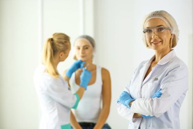 Kalıcı makyaj kaşları için. Güzellik Salonu içinde kalın kaşları ile güzel bir kadın. Şevval Özçelik Güzellik kadın yüzü için kaş dövme yapıyor. Güzellik yordamı