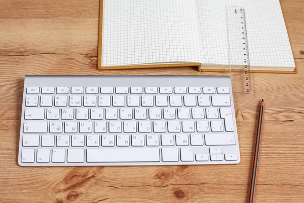 Werkplek met laptop laptop comfortabele werk tabel in office ramen en uitzicht op de stad — Stockfoto