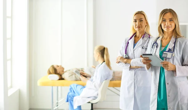 Attraente medico donna di fronte al gruppo medico — Foto Stock