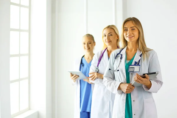 Attraente medico donna di fronte al gruppo medico — Foto Stock