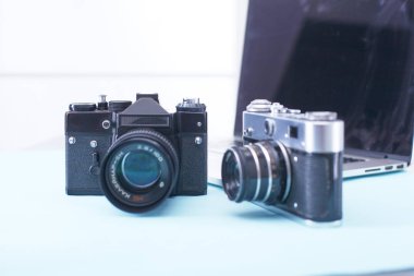 Bilgisayar klavye, fare ve kamera masaya yalan