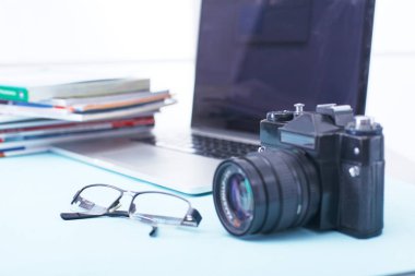 Bilgisayar klavye, fare ve kamera masaya yalan