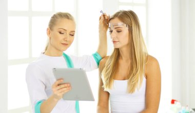 Kalıcı makyaj kaşları için. Güzellik Salonu içinde kalın kaşları ile güzel bir kadın. Şevval Özçelik Güzellik kadın yüzü için kaş dövme yapıyor. Güzellik yordamı