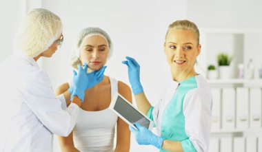 Kalıcı makyaj kaşları için. Güzellik Salonu içinde kalın kaşları ile güzel bir kadın. Şevval Özçelik Güzellik kadın yüzü için kaş dövme yapıyor. Güzellik yordamı