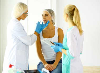 Kalıcı makyaj kaşları için. Güzellik Salonu içinde kalın kaşları ile güzel bir kadın. Şevval Özçelik Güzellik kadın yüzü için kaş dövme yapıyor. Güzellik yordamı