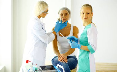 Kalıcı makyaj kaşları için. Güzellik Salonu içinde kalın kaşları ile güzel bir kadın. Şevval Özçelik Güzellik kadın yüzü için kaş dövme yapıyor. Güzellik yordamı