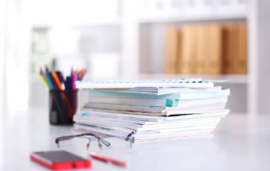 Çalışma alanı ile dizüstü dizüstü rahat çalışma tablosu ofis windows ve Şehir Manzaralı