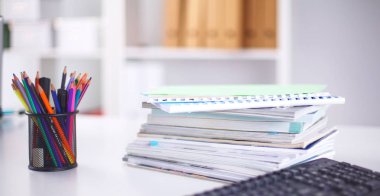 Çalışma alanı ile dizüstü dizüstü rahat çalışma tablosu ofis windows ve Şehir Manzaralı