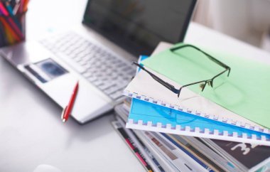 Çalışma alanı ile dizüstü dizüstü rahat çalışma tablosu ofis windows ve Şehir Manzaralı