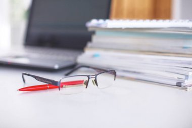 Çalışma alanı ile dizüstü dizüstü rahat çalışma tablosu ofis windows ve Şehir Manzaralı