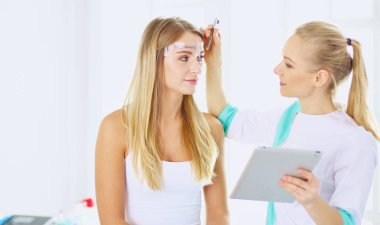 Kalıcı makyaj kaşları için. Güzellik Salonu içinde kalın kaşları ile güzel bir kadın. Şevval Özçelik Güzellik kadın yüzü için kaş dövme yapıyor. Güzellik yordamı