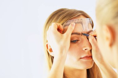 Kalıcı makyaj kaşları için. Güzellik Salonu içinde kalın kaşları ile güzel bir kadın. Şevval Özçelik Güzellik kadın yüzü için kaş dövme yapıyor. Güzellik yordamı