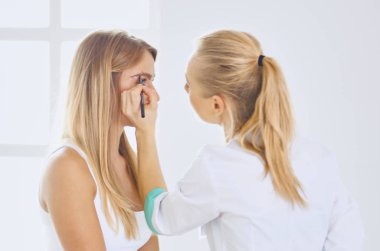 Kalıcı makyaj kaşları için. Güzellik Salonu içinde kalın kaşları ile güzel bir kadın. Şevval Özçelik Güzellik kadın yüzü için kaş dövme yapıyor. Güzellik yordamı