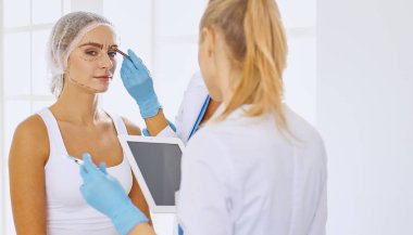 Kalıcı makyaj kaşları için. Güzellik Salonu içinde kalın kaşları ile güzel bir kadın. Şevval Özçelik Güzellik kadın yüzü için kaş dövme yapıyor. Güzellik yordamı