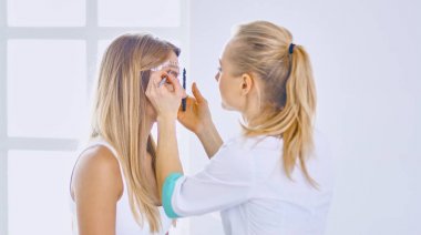 Kalıcı makyaj kaşları için. Güzellik Salonu içinde kalın kaşları ile güzel bir kadın. Şevval Özçelik Güzellik kadın yüzü için kaş dövme yapıyor. Güzellik yordamı