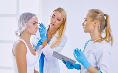 Kalıcı makyaj kaşları için. Güzellik Salonu içinde kalın kaşları ile güzel bir kadın. Şevval Özçelik Güzellik kadın yüzü için kaş dövme yapıyor. Güzellik yordamı