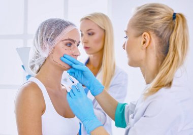 Kalıcı makyaj kaşları için. Güzellik Salonu içinde kalın kaşları ile güzel bir kadın. Şevval Özçelik Güzellik kadın yüzü için kaş dövme yapıyor. Güzellik yordamı