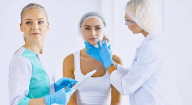 Kalıcı makyaj kaşları için. Güzellik Salonu içinde kalın kaşları ile güzel bir kadın. Şevval Özçelik Güzellik kadın yüzü için kaş dövme yapıyor. Güzellik yordamı