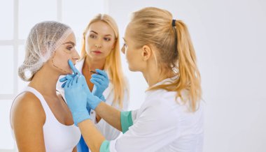 Kalıcı makyaj kaşları için. Güzellik Salonu içinde kalın kaşları ile güzel bir kadın. Şevval Özçelik Güzellik kadın yüzü için kaş dövme yapıyor. Güzellik yordamı