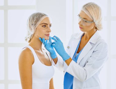 Tıp grubunun önünde çekici bir kadın doktor.