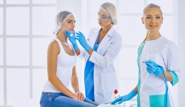 Kalıcı makyaj kaşları için. Güzellik Salonu içinde kalın kaşları ile güzel bir kadın. Şevval Özçelik Güzellik kadın yüzü için kaş dövme yapıyor. Güzellik yordamı