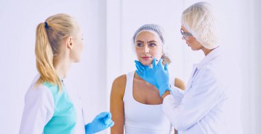 Kalıcı makyaj kaşları için. Güzellik Salonu içinde kalın kaşları ile güzel bir kadın. Şevval Özçelik Güzellik kadın yüzü için kaş dövme yapıyor. Güzellik yordamı