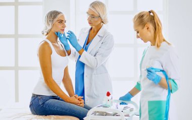 Kalıcı makyaj kaşları için. Güzellik Salonu içinde kalın kaşları ile güzel bir kadın. Şevval Özçelik Güzellik kadın yüzü için kaş dövme yapıyor. Güzellik yordamı