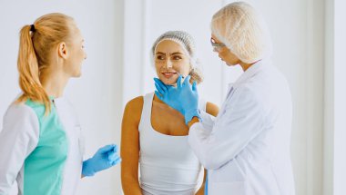 Kalıcı makyaj kaşları için. Güzellik Salonu içinde kalın kaşları ile güzel bir kadın. Şevval Özçelik Güzellik kadın yüzü için kaş dövme yapıyor. Güzellik yordamı