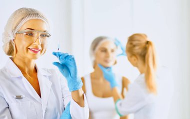 Kalıcı makyaj kaşları için. Güzellik Salonu içinde kalın kaşları ile güzel bir kadın. Şevval Özçelik Güzellik kadın yüzü için kaş dövme yapıyor. Güzellik yordamı