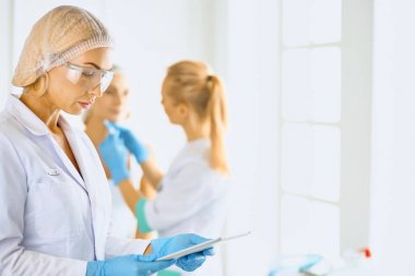 Kalıcı makyaj kaşları için. Güzellik Salonu içinde kalın kaşları ile güzel bir kadın. Şevval Özçelik Güzellik kadın yüzü için kaş dövme yapıyor. Güzellik yordamı