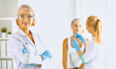 Kalıcı makyaj kaşları için. Güzellik Salonu içinde kalın kaşları ile güzel bir kadın. Şevval Özçelik Güzellik kadın yüzü için kaş dövme yapıyor. Güzellik yordamı