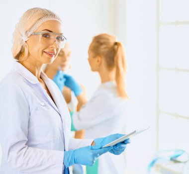 Kalıcı makyaj kaşları için. Güzellik Salonu içinde kalın kaşları ile güzel bir kadın. Şevval Özçelik Güzellik kadın yüzü için kaş dövme yapıyor. Güzellik yordamı