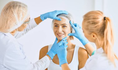 Kalıcı makyaj kaşları için. Güzellik Salonu içinde kalın kaşları ile güzel bir kadın. Şevval Özçelik Güzellik kadın yüzü için kaş dövme yapıyor. Güzellik yordamı