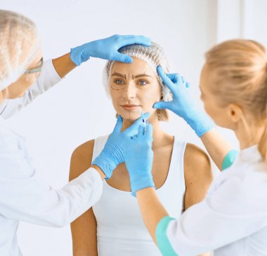 Kalıcı makyaj kaşları için. Güzellik Salonu içinde kalın kaşları ile güzel bir kadın. Şevval Özçelik Güzellik kadın yüzü için kaş dövme yapıyor. Güzellik yordamı