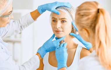 Kalıcı makyaj kaşları için. Güzellik Salonu içinde kalın kaşları ile güzel bir kadın. Şevval Özçelik Güzellik kadın yüzü için kaş dövme yapıyor. Güzellik yordamı