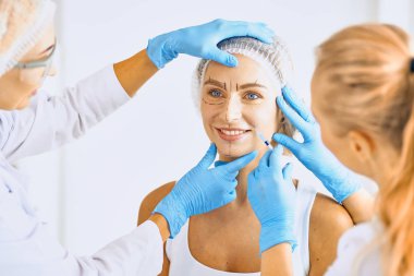 Kalıcı makyaj kaşları için. Güzellik Salonu içinde kalın kaşları ile güzel bir kadın. Şevval Özçelik Güzellik kadın yüzü için kaş dövme yapıyor. Güzellik yordamı