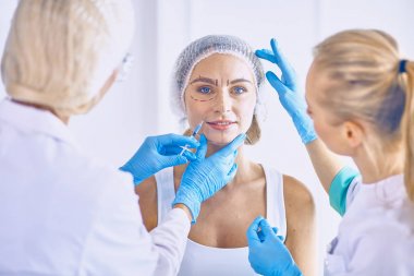 Kalıcı makyaj kaşları için. Güzellik Salonu içinde kalın kaşları ile güzel bir kadın. Şevval Özçelik Güzellik kadın yüzü için kaş dövme yapıyor. Güzellik yordamı