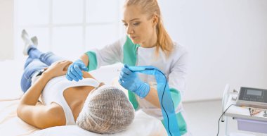 Kalıcı makyaj kaşları için. Güzellik Salonu içinde kalın kaşları ile güzel bir kadın. Şevval Özçelik Güzellik kadın yüzü için kaş dövme yapıyor. Güzellik yordamı