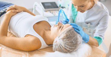 Kalıcı makyaj kaşları için. Güzellik Salonu içinde kalın kaşları ile güzel bir kadın. Şevval Özçelik Güzellik kadın yüzü için kaş dövme yapıyor. Güzellik yordamı