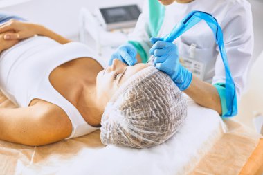 Kalıcı makyaj kaşları için. Güzellik Salonu içinde kalın kaşları ile güzel bir kadın. Şevval Özçelik Güzellik kadın yüzü için kaş dövme yapıyor. Güzellik yordamı