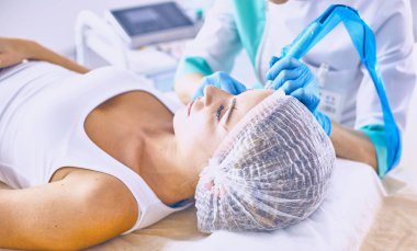 Kalıcı makyaj kaşları için. Güzellik Salonu içinde kalın kaşları ile güzel bir kadın. Şevval Özçelik Güzellik kadın yüzü için kaş dövme yapıyor. Güzellik yordamı