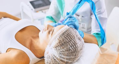 Kalıcı makyaj kaşları için. Güzellik Salonu içinde kalın kaşları ile güzel bir kadın. Şevval Özçelik Güzellik kadın yüzü için kaş dövme yapıyor. Güzellik yordamı