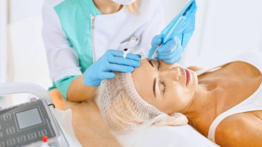 Kalıcı makyaj kaşları için. Güzellik Salonu içinde kalın kaşları ile güzel bir kadın. Şevval Özçelik Güzellik kadın yüzü için kaş dövme yapıyor. Güzellik yordamı